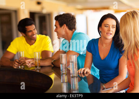 Groupe d'amis au bar froid Banque D'Images