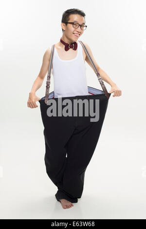 Les jeunes hommes asiatiques avec un pantalon Banque D'Images
