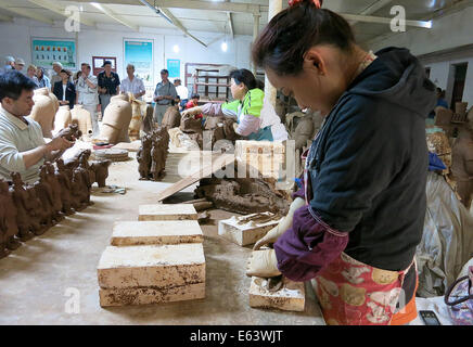 La Chine Xi'an artisan boutique de souvenirs faisant une réplique de terre cuite Banque D'Images