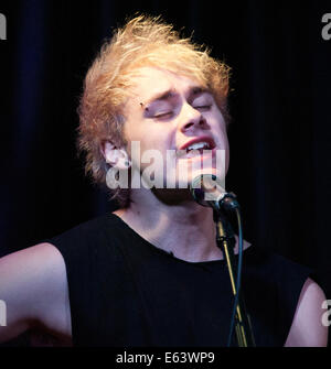 Bala Cynwyd, Pennsylvania, USA. 13 août, 2014. Michael Clifford de Australian Pop Rock Band 5 secondes de l'été fonctionne à Q102's Performance Theatre le 13 août 2014 à Bala Cynwyd, Pennsylvania, United States. Crédit : Paul Froggatt/Alamy Live News Banque D'Images