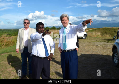 Le secrétaire d'Etat américain John Kerry et les Îles Salomon Premier ministre Gordon enquête Lilo le célèbre '1942' de la crête sanglante bataille site à partir de la Seconde Guerre mondiale, la campagne de Guadalcanal, 13 août 2014 à Honiara (îles Salomon). Secrétaire Kerry a rencontré des responsables du gouvernement, a salué les résidents locaux qui ont aidé les forces armées des États-Unis dans la seconde guerre mondiale, et a visité la célèbre bataille sanglante à proximité 'ridge' pendant la campagne de Guadalcanal. Banque D'Images