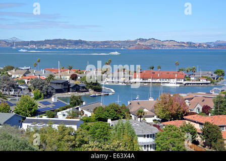 Tiburon, CA, USA. 13e Août, 2014. 13 août 2014, Tiburon, Californie, USA. Vue sur le développement du logement où Robin Williams a vécu dans le comté de Marin en Californie. Robin's home est bayfront home avec toit en tuiles rouges à l'extrême gauche de la partie supérieure de la photo . Credit : Bob Kreisel/Alamy Live News Banque D'Images