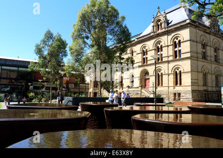 Dispositif de l'eau en face de la South Australian Museum à Adelaide Banque D'Images