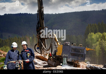 Les ingénieurs civils et rock drilling machines pour le dynamitage Banque D'Images