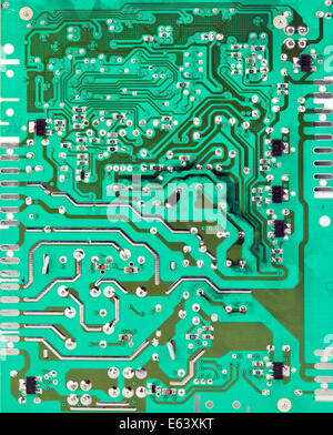Circuit électrique vert avec les conducteurs et les transistors Banque D'Images