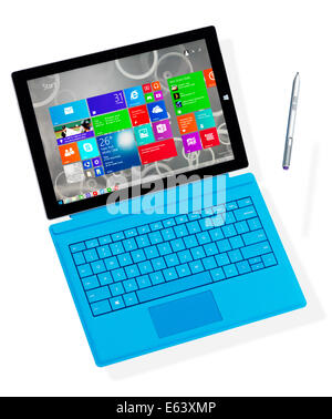 Tablette Microsoft Surface Pro 3 ordinateur avec un stylo suspendue en l'air isolé sur fond blanc Banque D'Images