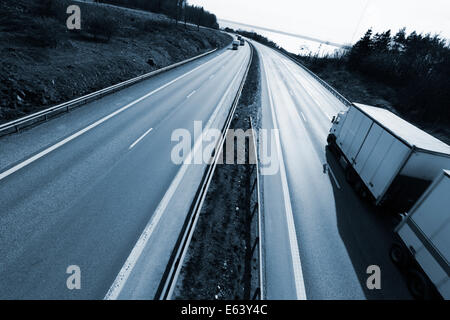 La conduite de camions sur une autoroute longue et large, augmentation de la vue de dessus Banque D'Images