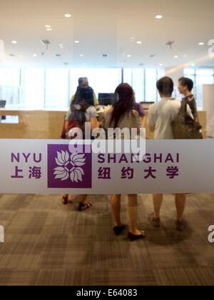 (140814) -- SHANGHAI, 14 août 2014 (Xinhua) -- Les élèves visiter un bâtiment de l'éducation dans le nouveau campus de l'Université de New York (NYU) Shanghai dans Shanghai, est de la Chine, 14 août 2014. Le nouveau campus de l'Université de Shanghai, qui localise dans la zone de Lujiazui à Pudong New District à Shanghai, a été mis en service jeudi. Le campus, dont un de 15 étages dispose de 51 salles de classe et 13 laboratoires d'enseignement, recevront plus de 600 étudiants de 45 pays et régions cette semaine. NYU Shanghai est établi conjointement par l'Université de New York et l'Université Normale de Chine et est le troisième degré-octroi p Banque D'Images