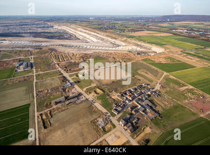 Vue aérienne, Inden mine de lignite à ciel ouvert avec le village détruit de Inden, Rhénanie du Nord-Westphalie, Allemagne Banque D'Images