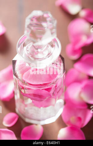 Flacon de parfum et de fleurs rose rose aromathérapie spa. Banque D'Images