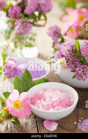 Sel aux herbes rose spa wild rose fleur de girofle santé Banque D'Images