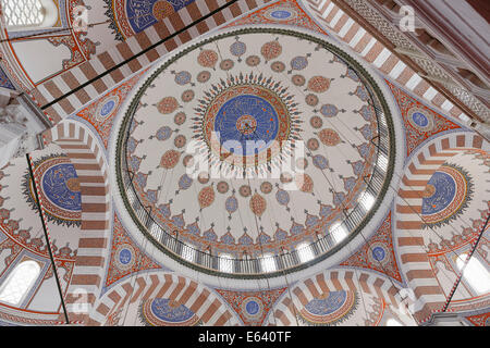 Atik Valide Mosquée, Dome, construite par Mimar Sinan, Üsküdar, Istanbul, Turquie, du côté de l'Asie Banque D'Images