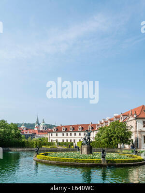 Fontaine de Neptune dans le jardin Wallenstein, Palais Wallenstein, siège du Sénat du Parlement de la République tchèque Banque D'Images