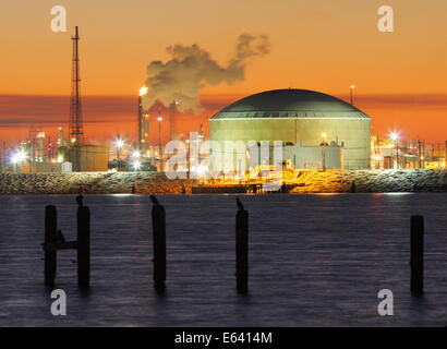 Une raffinerie au crépuscule au Texas City, Texas, USA. Banque D'Images