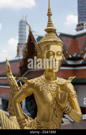 Statue en or de Kinnara dans l'enceinte du Grand Palace, Bangkok, Thaïlande Banque D'Images