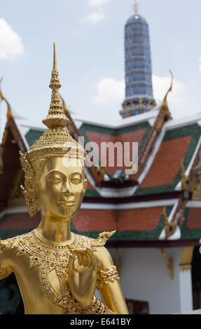 Statue en or de Kinnara dans l'enceinte du Grand Palace, Bangkok, Thaïlande Banque D'Images