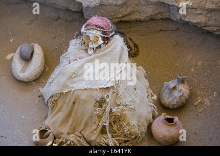 Maman en position fœtale à Chauchilla, un ancien cimetière deux mille ans dans le désert de Nazca, au Pérou. Banque D'Images