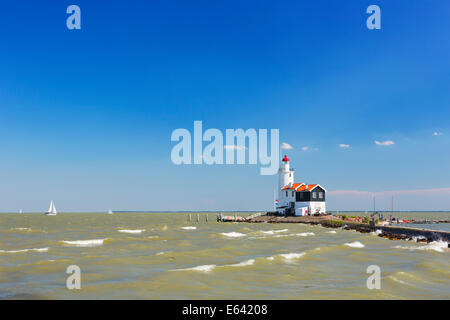 Le phare de l'île de Marken aux Pays-Bas Banque D'Images