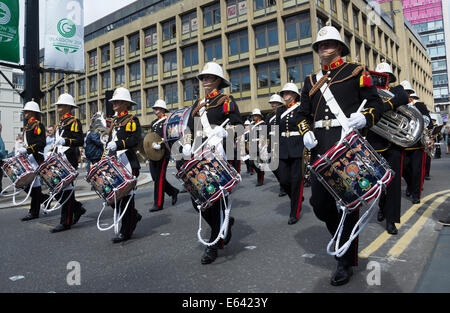 Royal Marines Band militaire marche dans George Square Glasgow. Banque D'Images