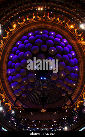 Son acoustique panneaux dans le toit de la Royal Albert Hall, London, UK Banque D'Images