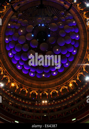 Son acoustique panneaux dans le toit de la Royal Albert Hall, London, UK Banque D'Images