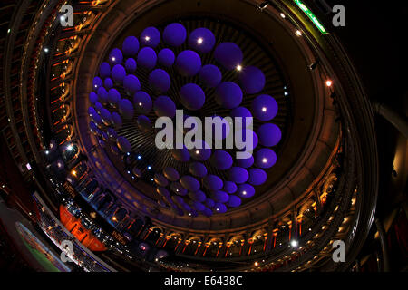 Son acoustique panneaux dans le toit de la Royal Albert Hall, London, UK Banque D'Images