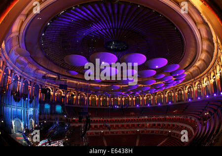 Son acoustique panneaux dans le toit de la Royal Albert Hall, London, UK Banque D'Images