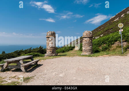 Colonne en pierre à l'entrée chemin du Jubilé sur Foel lus au-dessus de la côte nord du Pays de Galles Penmaenmawr Banque D'Images