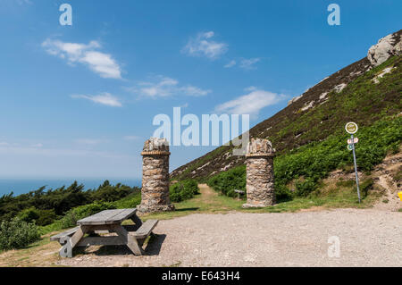 Colonne en pierre à l'entrée chemin du Jubilé sur Foel lus au-dessus de la côte nord du Pays de Galles Penmaenmawr Banque D'Images