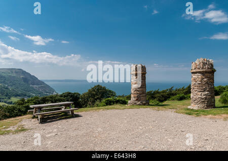 Colonne en pierre à l'entrée chemin du Jubilé sur Foel lus au-dessus de la côte nord du Pays de Galles Penmaenmawr Banque D'Images