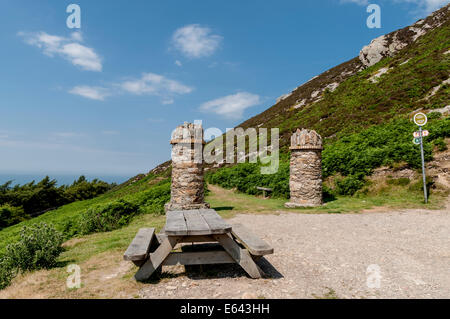 Colonne en pierre à l'entrée chemin du Jubilé sur Foel lus au-dessus de la côte nord du Pays de Galles Penmaenmawr Banque D'Images