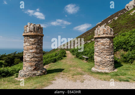 Colonne en pierre à l'entrée chemin du Jubilé sur Foel lus au-dessus de la côte nord du Pays de Galles Penmaenmawr Banque D'Images