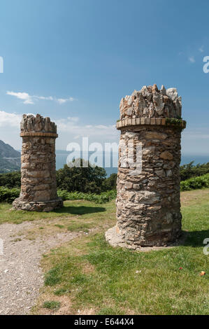 Colonne en pierre à l'entrée chemin du Jubilé sur Foel lus au-dessus de la côte nord du Pays de Galles Penmaenmawr Banque D'Images