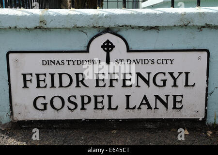 Plaque de rue bilingue en gallois et l'anglais dans la ville de St Davids, Pembrokeshire Wales Cymru UK GO Banque D'Images