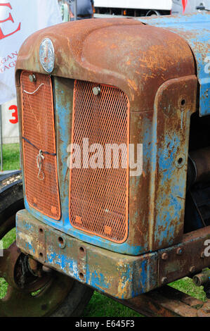 Grille rouillée d'un vieux tracteur Fordson Major Banque D'Images