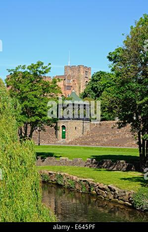 Vue sur le château normand et des jardins avec le kiosque et la rivière Anker au premier plan, Tamworth, Staffordshire, England, UK Banque D'Images