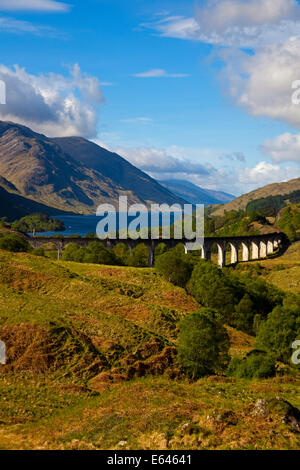 Offres et demandes de Glenfinnan viaduc et Loch Shiel avec en arrière-plan, l'Ecosse, Lochaber Banque D'Images