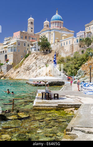 La plage d''Agios Nikolaos ci-dessous l'église au dôme bleu de Saint Nikolas, Ermoupoli, l'île de Syros, Cyclades, Grèce Banque D'Images