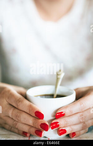 Femme buvant un café. Banque D'Images