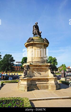 Statue de William Shakespeare assis sur le dessus de la Memorial Gower, Stratford-upon-Avon, Warwickshire, Royaume-Uni. Banque D'Images