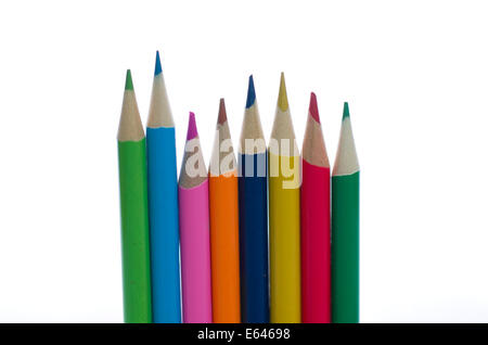 Sélection de crayons de couleur disposés en ligne sur fond blanc Banque D'Images