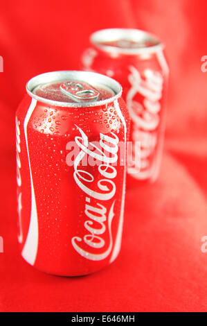 Londres, Royaume-Uni - 27 février 2011 : Détail de Coca-Cola frais pouvez sur fond rouge (rédaction d'illustration) Banque D'Images