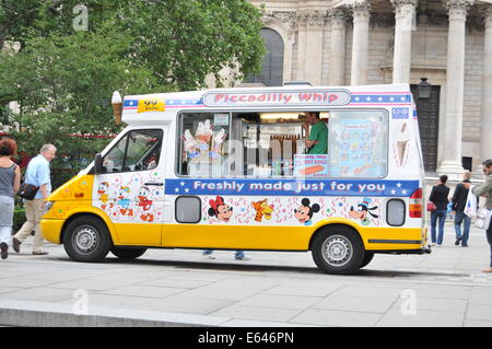 Londres, Royaume-Uni - 22 août 2010 : Encore de la crème glacée van attendent les clients dans le centre de Londres Banque D'Images