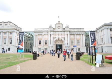 GREENWICH, Royaume-Uni - 21 août 2011 : les touristes visitent le Musée de la Marine de Greenwich, Londres Banque D'Images