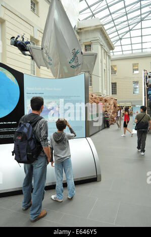 GREENWICH, Royaume-Uni - 21 août 2011 : les touristes visitent le Musée de la Marine de Greenwich, Londres Banque D'Images