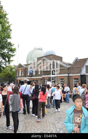 GREENWICH, Royaume-Uni - 21 août 2011 : les touristes visiter l'Observatoire Royal de Greenwich, Londres Banque D'Images