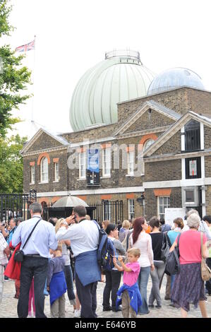 GREENWICH, Royaume-Uni - 21 août 2011 : les touristes visiter l'Observatoire Royal de Greenwich, Londres Banque D'Images