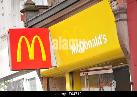 Londres, UK - 3 février 2011 : le logo de Mcdonald's dans le centre de Londres (rédaction d'illustration) Banque D'Images