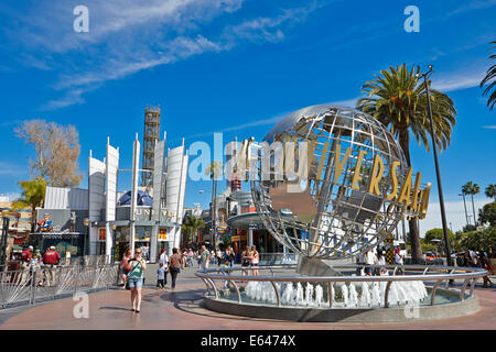 Universal Studios Globe en face de l'Universel dans le parc d'Universal City. Los Angeles, Californie, USA. Banque D'Images
