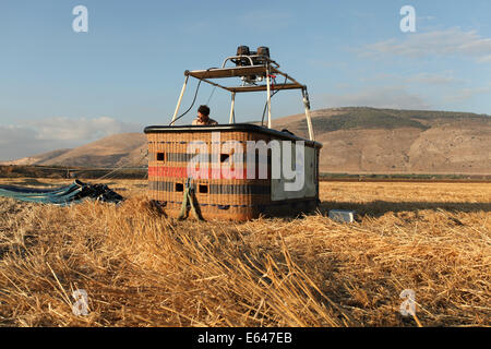 Hot air balloon Panier sur le terrain photographié dans la vallée de Jezreel, Israël Le mont Gilboa dans l'arrière-plan Banque D'Images